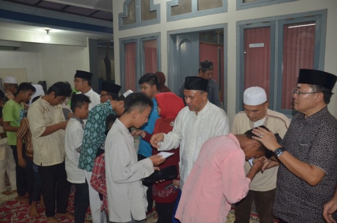 DOA MENANG : Ratusan anak yatim bersalaman dengan Ketua DPC Demokrat Kota Jambi, AS Budianto. Mereka mendoakan agar HBA-EP bisa menang di Pilgub nanti.